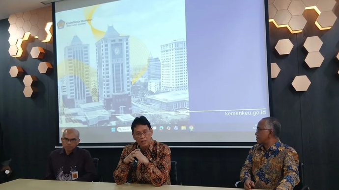 Menteri Keuangan Purbaya Yudhi Sadewa (tengah) menjawab pertanyaan wartawan dalam taklimat media di kantor Kementerian Keuangan, Jakarta, Selasa (21/4/2026). (ANTARA/Uyu Septiyati Liman)