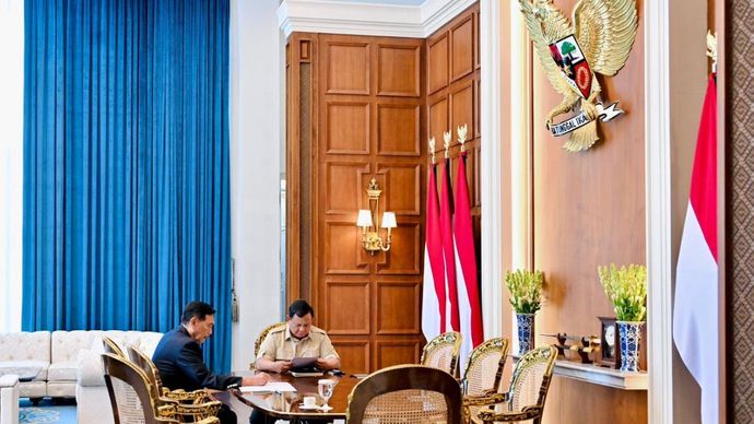 Presiden Prabowo Subianto menerima Ketua Dewan Ekonomi Nasional (DEN) Luhut Binsar Pandjaitan di Istana Merdeka, Jakarta