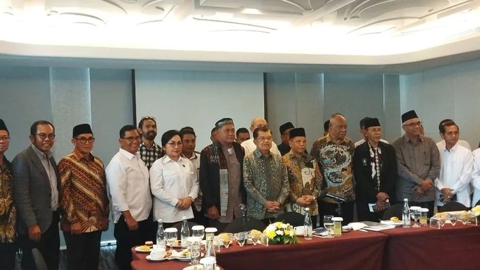 Wakil Presiden Ke-10 dan Ke-12 RI Jusuf Kalla (tengah) berfoto bersama para pelaku sejarah deklarasi Malino I di Poso, dan Malino II di Maluku dalam konferensi pers di Jakarta, Selasa (21/4/2026). ANTARA/Muhammad Rizki