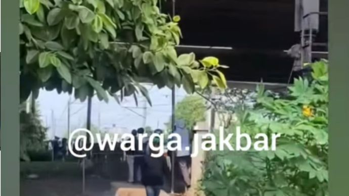 Seorang pejalan kaki berjenis kelamin laki-laki dilaporkan MD setelah tertabrak kereta di rel kawasan Rawa Buaya, Cengkareng, pada Selasa (21/04) siang.