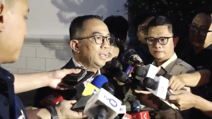 Pemerintah mempercepat transisi energi melalui program PLTS 100 Gigawatt untuk menggantikan pembangkit listrik berbasis diesel di seluruh Indonesia. 