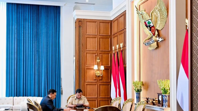 Ketua Dewan Ekonomi Nasional (DEN) Luhut Binsar Pandjaitan melaporkan kondisi terkini perekonomian nasional secara langsung kepada Presiden Republik Indonesia Prabowo Subianto di Istana Merdeka, Jakarta, Selasa (21/4/2026). (ANTARA/HO-Dewan Ekonomi Nasional (DEN))