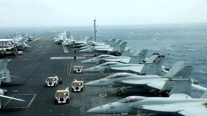 Arsip - Jet-jet tempur F/A-18F disiagakan di atas kapal induk milik Amerika Serikat, USS Abraham Lincoln, di Teluk Oman dekat Selat Hormuz, Senin (15/7/2019). ANTARA/REUTERS/Ahmed Jadallah/aa.
