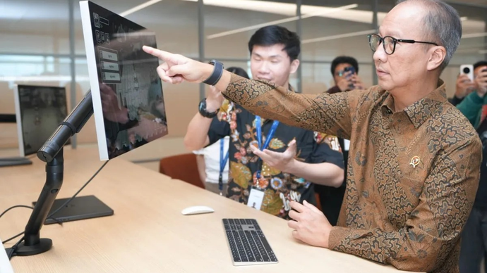 Menteri Perindustrian Agus Gumiwang Kartasasmita meninjau fasilitas peserta program Apple Developer Academy dan Apple Developer Institute di Jakarta, Selasa (21/4/2026). ANTARA/HO-Kemenperin