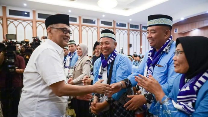 Menteri Haji dan Umrah Mochamad Irfan Yusuf (kiri) melepas keberangkatan kloter pertama jemaah haji Indonesia tahun 1447 H/2026 M asal Embarkasi Jakarta-Pondok Gede (JKG-01) di Asrama Haji Kelas I Jakarta pada Selasa (21/4) malam. ANTARA/HO-Kemenhaj