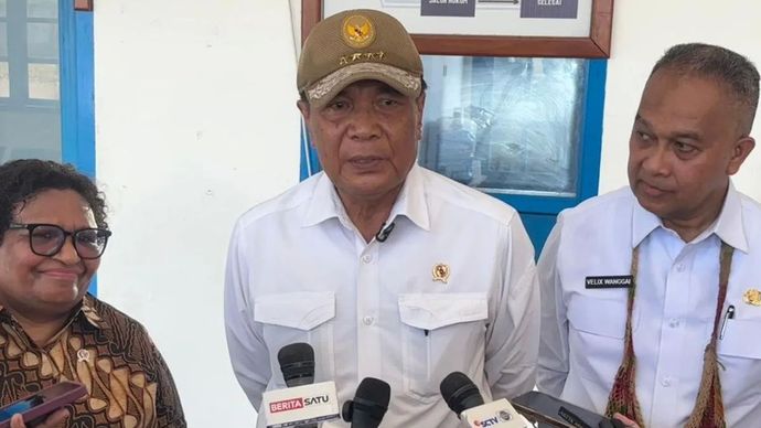 Menteri Koordinator bidang Politik dan Keamanan Djamari Chaniago (tengah) memberikan keterangan usai mendampingi Wakil Presiden Gibran Rakabuming Raka meninjau RSUD Dekai, Yahukimo, Papua Pegunungan, Selasa (21/4/2026). ANTARA/Mentari Dwi Gayati