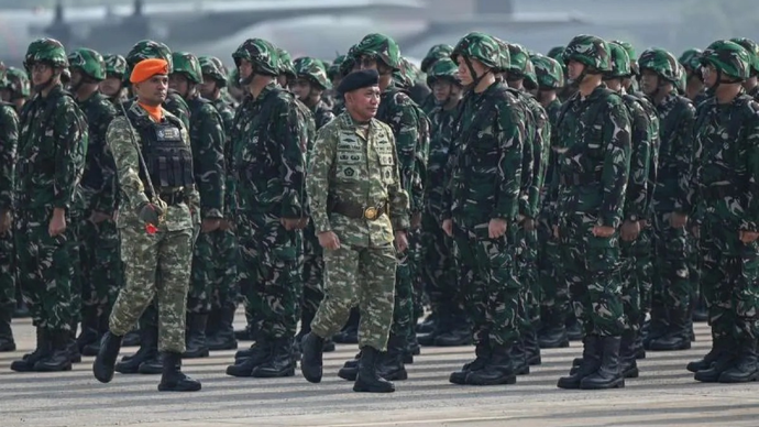 Kepala Badan Cadangan Nasional Kemenhan Letjen TNI Gabriel Lema (kanan) didampingi Komandan Brigade Parako 1 Pasgat, Kolonel Pas Helmi A. Nange (kiri) saat upacara pembukaan pelatihan ASN Komcad di Lanud Halim Perdanakusuma, Jakarta Timur, Rabu (22/4/2026). (ANTARA/Fauzan)
