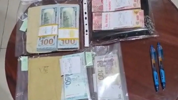 Sejumlah aset yang disita Komisi Pemberantasan Korupsi dari safe deposit box atau kotak penyimpanan harta pada salah satu bank di wilayah Kota Medan, Sumatera Utara, Senin (20/4/2026). ANTARA/HO-KPK