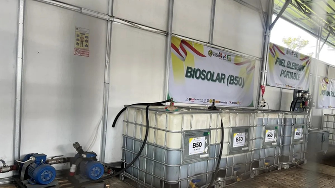Pencampuran bahan bakar biodiesel di Stasiun Blending dan Pengisian Bahan Bakar Uji Jalan B50 Lembang, Jawa Barat, Selasa (21/4/2026). ANTARA/Putu Indah Savitri