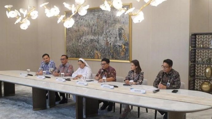 Direktur Human Capital &amp; Compliance BNI Munadi Herlambang (keempat dari kiri) menyampaikan keterangan pers di Gedung Grha BNI Jakarta, Rabu (22/4/2026). (ANTARA/HO-BNI)