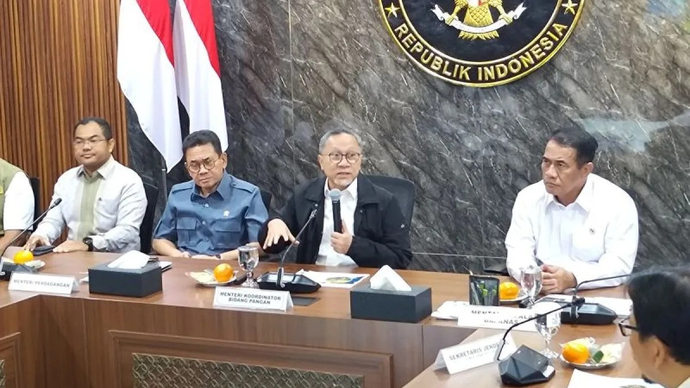 Menteri Koordinator Bidang Pangan Zulkifli Hasan (tengah) memberikan keterangan pers usai rapat koordinasi terbatas di Kementerian Koordinator Bidang Pangan, Jakarta, Rabu (22/4/2026). (ANTARA/Aria Ananda)