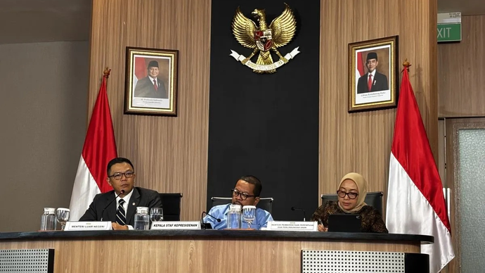 Menlu Sugiono (kiri), Kepala Staf Kepresidenan Muhammad Qodari dan Menteri PPPA Arifah Fauzi dalam konferensi pers di Jakarta, Rabu (22/4/2026) ANTARA/Prisca Triferna