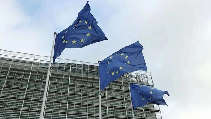 Bendera Uni Eropa terlihat di markas besar Komisi Eropa di Brussel, Belgia. (ANTARA/Xinhua/Zhao Dingzhe/aa.)