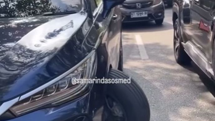 Sebuah mobil listrik berwarna biru tua terlihat mengalami patah as roda depan hingga menyebabkan kerusakan cukup parah. (Foto: Tangkapan layar)  