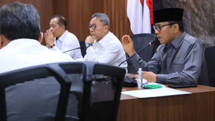 Menteri Desa dan Pembangunan Daerah Tertinggal Yandri Susanto (kanan) dan Menteri Koordinator Bidang Pangan Zulkifli Hasan (tengah) di Jakarta, Senin (20/4/2026). ANTARA/HO-Kemendes PDT