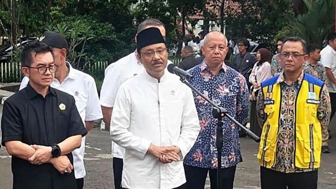 Menteri Sosial Saifullah Yusuf (dua kiri) memberikan keterangan selepas dialog bersama calon siswa Sekolah Rakyat di Kompleks Lembaga Administrasi Negara (LAN), Jakarta, Rabu 22 April 2026. ANTARA/M Riezko Bima Elko Prasetyo/pr