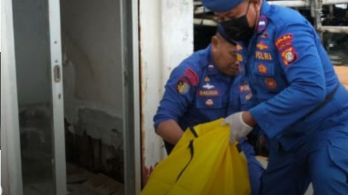 korban dilaporkan hanyut pada Selasa (21/4) di kawasan Kampung Melayu, Jakarta Timur. Sejak pagi hari, tim telah melakukan penyisiran menyusuri aliran Sungai Ciliwung hingga radius 13 KM, baik melalui jalur air maupun darat, hingga akhirnya korban berhasil ditemukan.