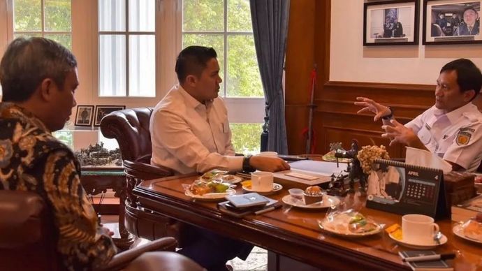 Sekretaris Kabinet Teddy Indra Wijaya (tengah) menerima Direktur Utama BTN Nixon Napitupulu (kiri) dan Direktur Utama KAI Bobby Rasyidin di Kantor Sekretariat Kabinet, Jakarta, Rabu (22/4/2026). ANTARA/Instagram/@sekretariat.kabinet