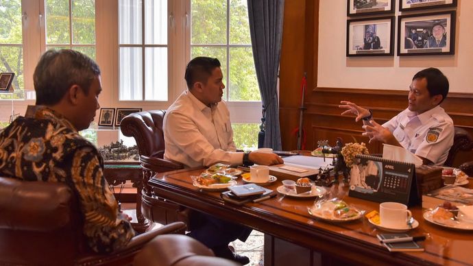 Sekretaris Kabinet Teddy Indra Wijaya menerima kunjungan Direktur Utama Bank Tabungan Negara Nixon Napitupulu serta Direktur Utama Kereta Api Indonesia Bobby Rasyidin
