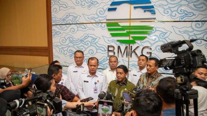 Kepala Badan Meteorologi Klimatologi dan Geofisika (BMKG) Teuku Faisal Fathani bersama Menteri Kehutanan Raja Juli Antoni memberikan keterangan terkait penandatanganan nota kesepahaman bersama Kementerian Kehutanan di Gedung D Command Center Multi-Hazards Early Warning System (MHEWS) Kantor Pusat BMKG, Jakarta, Rabu 22 April 2026. ANTARA/HO-BMKG