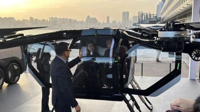 Xpeng memamerkan mobil terbang konsep di sebuah acara di Hong Kong pada 15 April 2026. (Foto: Reuters)