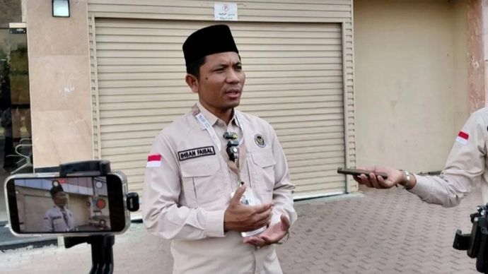 Kepala Daker Makkah PPIH Arab Saudi Ihsan Faisal memberikan keterangan di depan Kantor Daker Makkah, Jumat. ANTARA/HO-MCH 2026