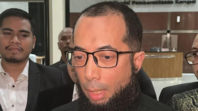 Pendakwah sekaligus pemilik biro perjalanan haji PT Zahra Oto Mandiri atau Uhud Tour, dan ketua asosiasi Majelis Utama Travel Indonesia Arahan Haji dan Umrah (Mutiara Haji), Khalid Zeed Abdullah Basalamah, memberikan keterangan usai diperiksa Komisi Pemberantasan Korupsi sebagai saksi kasus dugaan korupsi kuota haji di Gedung Merah Putih KPK, Jakarta, Kamis 23 April 2026. (ANTARA/Rio Feisal)