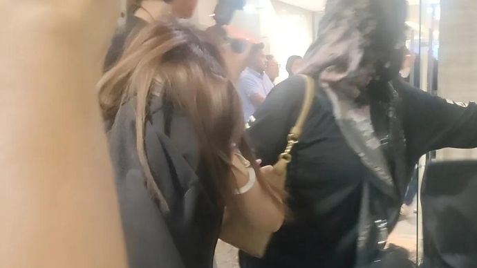 Istri bandar narkoba Erwin Iskandar alias Koko Erwin yang berinisial VVP (kiri) digiring oleh petugas di Gedung Bareskrim Polri, Jakarta, Jumat (24/4/2026). ANTARA/Nadia Putri Rahmani