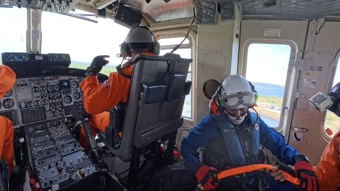 Dramatis! Dua WNA asal Rusia berhasil dievakuasi dari bawah tebing Pantai Cemongkak, Pecatu menggunakan helikopter. Aksi cepat tim SAR jadi kunci penyelamatan di tengah kondisi gelombang yang terus naik.