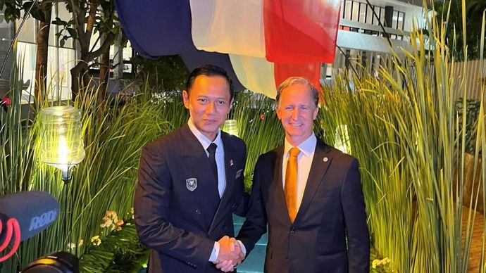 Menteri Koordinator Bidang Infrastruktur dan Pembangunan Kewilayahan Agus Harimurti Yudhoyono (kiri) bersama Duta Besar Belanda untuk Indonesia Marc Gerritsen usai membuka acara peringatan Hari Raja Belanda di Kedutaan Besar Belanda di Jakarta, Kamis malam 23 April 2026. (ANTARA/Nabil Ihsan)