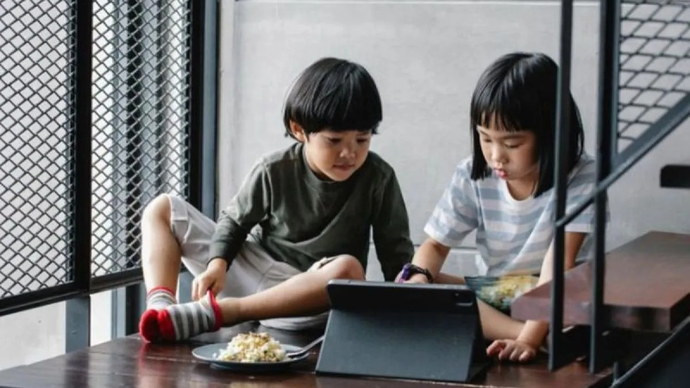 Ilustrasi - anak sedang bermain game online di gawai. (ANTARA/Pexels)