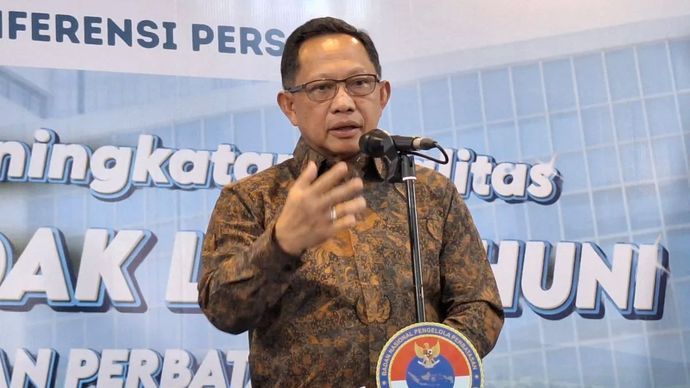 Menteri Dalam Negeri (Mendagri) sekaligus Kepala Badan Nasional Pengelola Perbatasan (BNPP) Tito Karnavian memberikan keterangan terkait program peningkatan kualitas 15.000 rumah tidak layak huni (RTLH) pada kawasan perbatasan, di Kantor BNPP, Jakarta, Kamis 23 April 2026. ANTARA/Fianda Sjofjan Rassat.