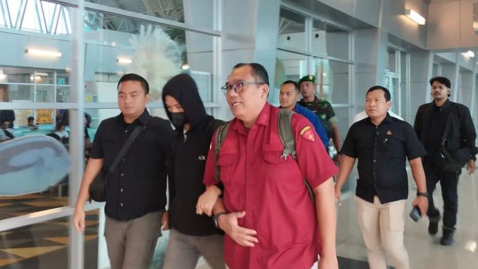 MI (tengah), tersangka dugaan kasus korupsi Aplikasi Sistem Informasi Pariwisata (ASITA) saat tiba di Bandara Juwata Tarakan dengan pengawalan ketat dari Kejati Kaltara, Kamis 23 April 2026. ANTARA/HO-Penkum Kejati Kaltara.