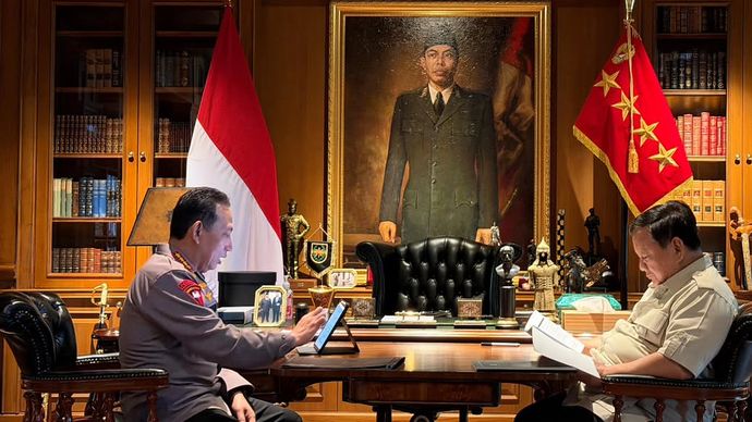 Prabowo Subianto memanggil Kepala Kepolisian Negara Republik Indonesia (Kapolri) Listyo Sigit Prabowo di kediaman pribadinya di Hambalang, Kabupaten Bogor, Jawa Barat
