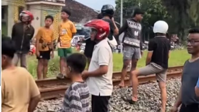Seorang bocah berusia 12 tahun tertemper kereta api (KA) saat menyeberangi jalur rel di Dukuh Ngeseng RT 020/RW 006, Kelurahan Kwangen, Kecamatan Gemolong, Sragen, Jumat (24/4/2026) sore. Anak laki-laki tersebut meninggal dunia dengan luka di kepala.