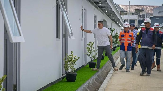 Sekretaris Kabinet Teddy Indra Wijaya saat mengecek hunian baru untuk warga eks penghuni pinggir rel sekitar Stasiun Pasar Senen. 