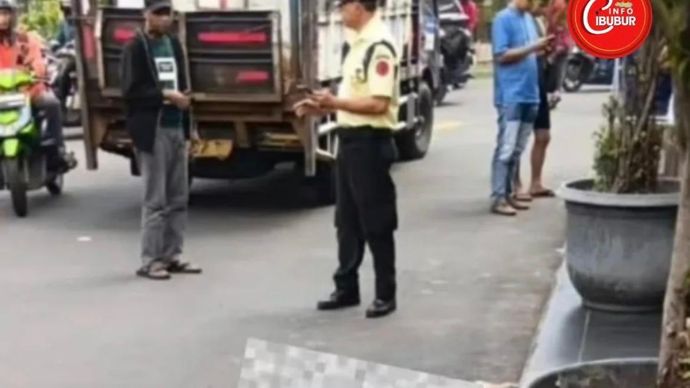 Pria tewas usai lompat dari lantai atas Gedung Pusat Grosir Cililitan (PGC), Jakarta Timur. 