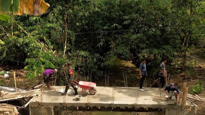 Jembatan Garuda Merah Putih kini menjadi jalur utama warga untuk bersekolah, bekerja, hingga menjalankan aktivitas sehari-hari. (Foto: Dok/Istimewa/Bakom RI) 