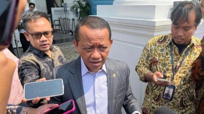 Menteri Energi dan Sumber Daya Mineral Bahlil Lahadalia menjawab pertanyaan wartawan di Kompleks Istana Kepresidenan, Jakarta, Senin 27 April 2026. (ANTARA/Fathur Rochman)