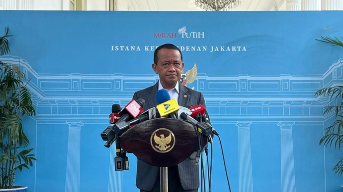 Menteri Energi dan Sumber Daya Mineral (ESDM) Bahlil Lahadalia memberikan keterangan pers usai rapat terbatas dengan Presiden RI Parbowo Subianto di Istana Kepresidenan Jakarta, Senin (27/4/2026). (ANTARA/Fathur Rochman)