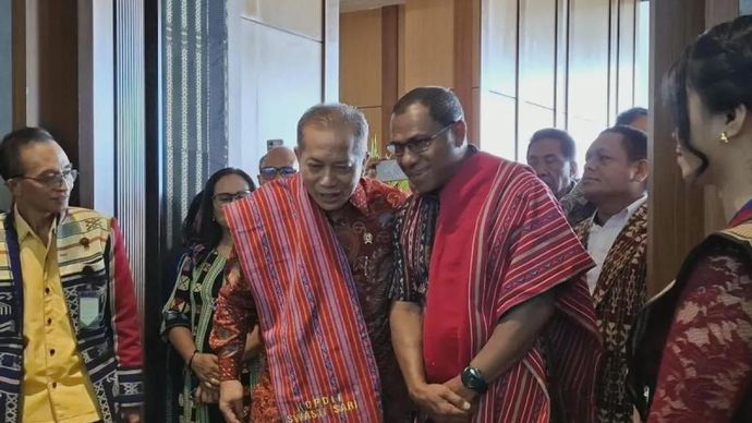 Menteri Koperasi Ferry Juliantono (tengah) berbincang-bincang dengan Wagub NTT Johni Asadoma saat tiba lokasi RAT Kopdit Swasti Sari di Kupang, Minggu 26 April 2026. ANTARA/Kornelis Kaha