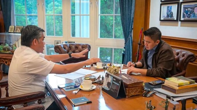 Sekretaris Kabinet (Seskab) Teddy Indra Wijaya (kanan) berdiskusi membahas Program Magang Nasional dan program-program strategis ketenagakerjaan bersama Menteri Ketenagakerjaan Prof. Yassierli di Gedung Sekretariat Kabinet RI, Jakarta, Sabtu (25/4/2026). ANTARA/HO-Sekretariat Kabinet RI.