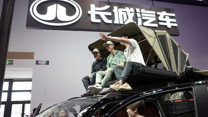 YouTuber Amerika Ethan Robertson, (34), duduk di atas kendaraan off-road Great Wall Motor Hi4-T saat dia membawa pengunjung asing untuk berkeliling pameran otomotif Beijing Auto Show, China, 26 April 2026. (Foto: Dok/Xiaoyu Yin/Reuters)