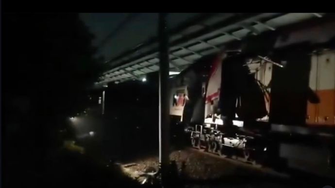 KA Argo Bromo Anggrek Tabrakan dengan KRL di Bekasi Timur.
