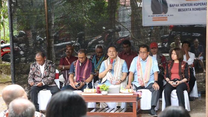 Menkop Ferry Juliantono (tengah) saat berdialog dengan masyarakat dan anggota Koperasi di Kupang, Sabtu 25 April 2026. ANTARA/Ho-Humas Pemprov.