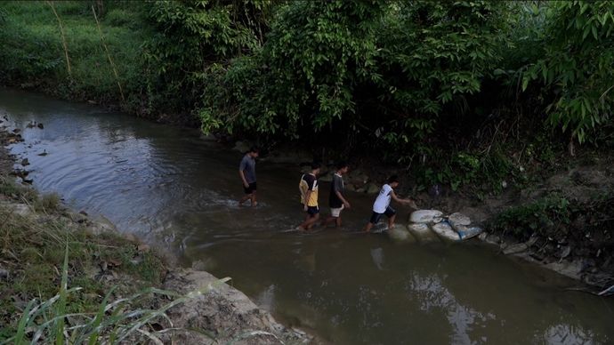 Pembangunan jembatan gantung di Dukuh Nglebur, Blora, resmi membuka akses pendidikan dan ekonomi bagi warga yang selama bertahun-tahun terisolasi akibat luapan sungai per Senin, 27 April 2026.