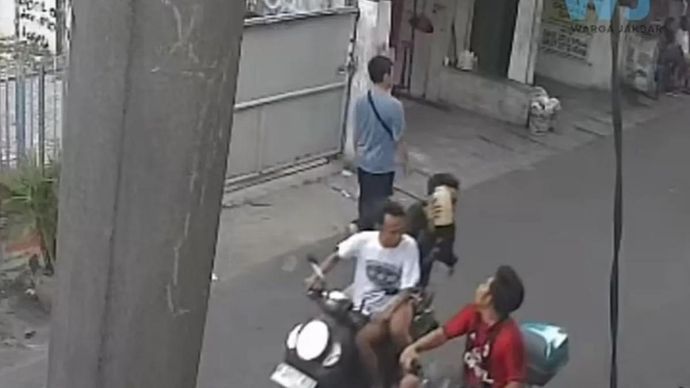 Tangkapan layar - Seorang pria menjadi korban penyiraman diduga air keras oleh dua orang tak dikenal di kawasan Jalan Dharma Wanita V, RW 01 Rawa Buaya, Cengkareng, Jakarta Barat, Minggu (26/4/2026) sore sekira pukul 17.31 WIB. ANTARA/Risky Syukur