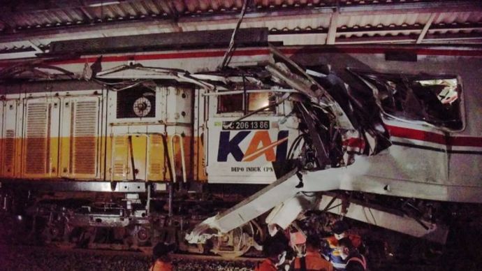 KRL Ditabrak KA Bromo Anggrek
