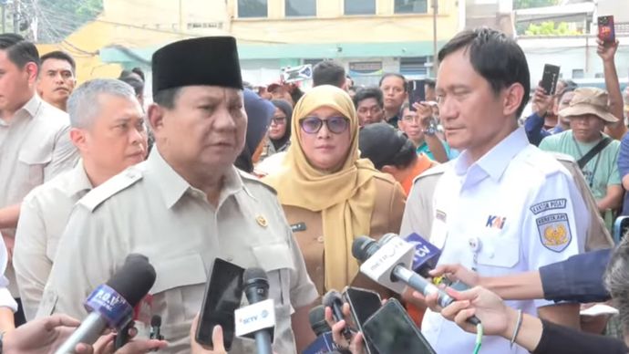 Prabowo Subianto Jengung Korban Kecelakaan Kereta di RSUD Bekasi