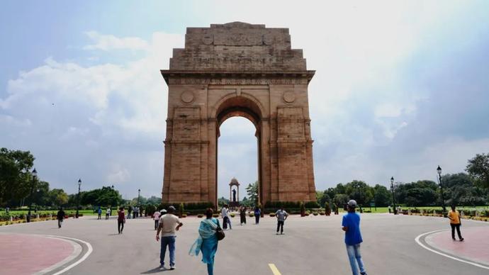 Warga mengunjungi Gerbang Delhi di New Delhi, India pada 20 Agustus 2025. ANTARA/Xinhua/Wu Yue